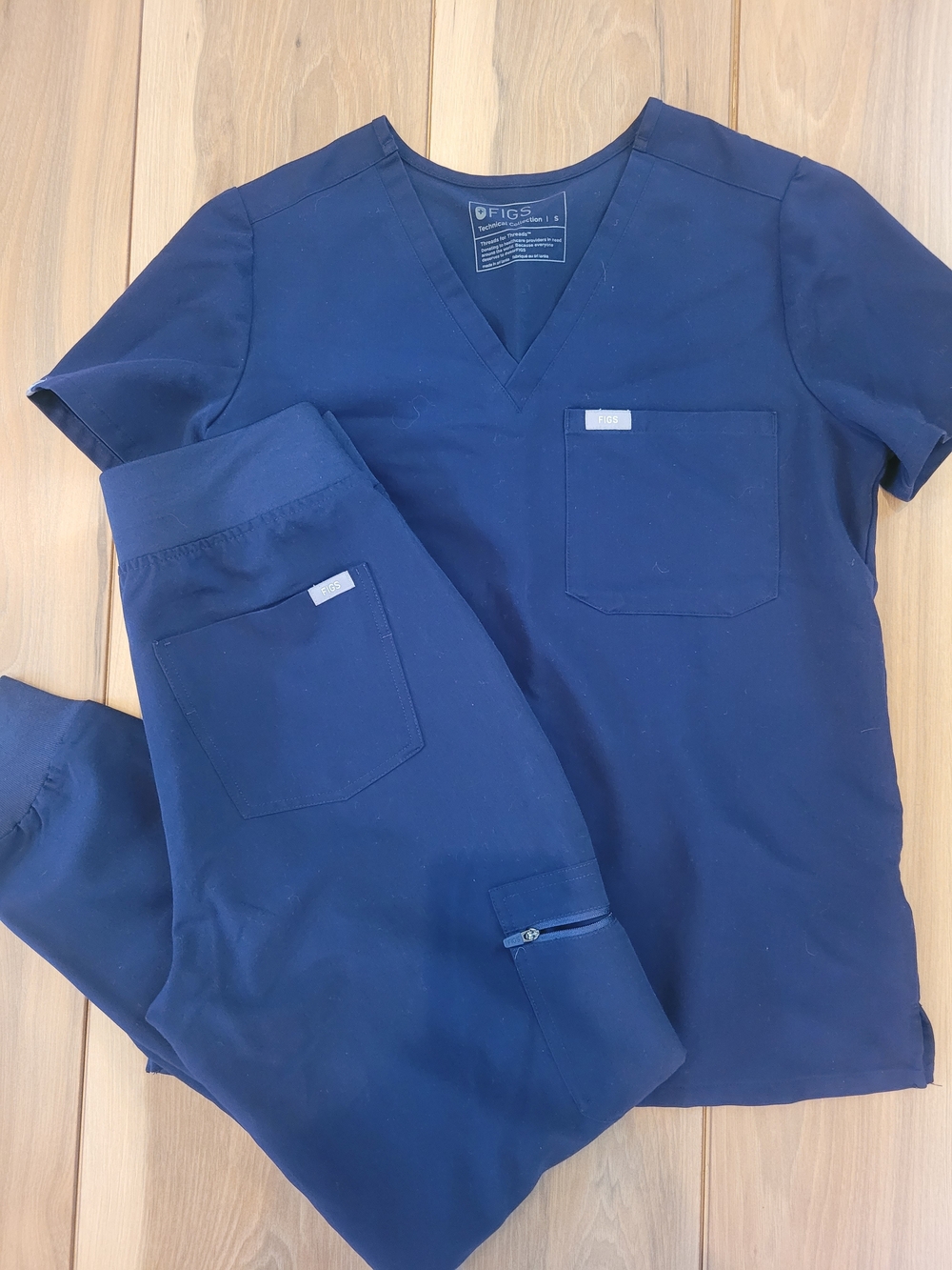 Figs Women's Navy Scrub Top & Jogger Set